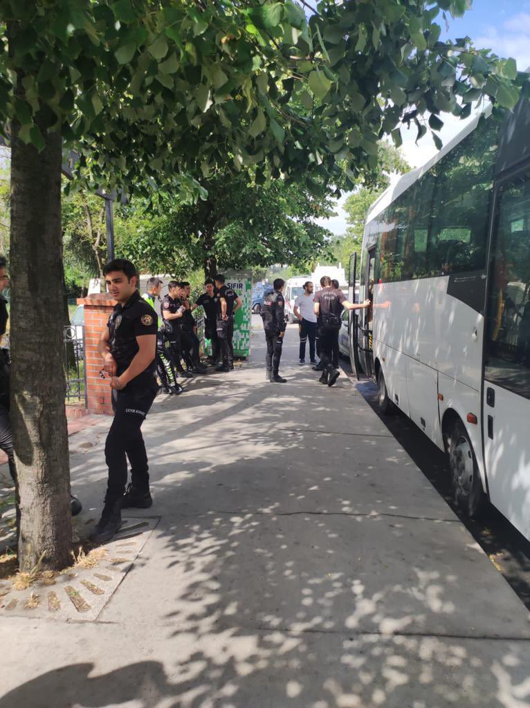 Beyoğlu Belediyesi, Fetihtepe 3550 numaralı adada zorla dönüşüm yapılarak halk ev ve dükkanlarından çıkarılıyor, elektrik, doğalgaz ve su kesiliyor.

Halka rağmen, halkın onayı alınmadan zorla kentsel dönüşüm olmaz.