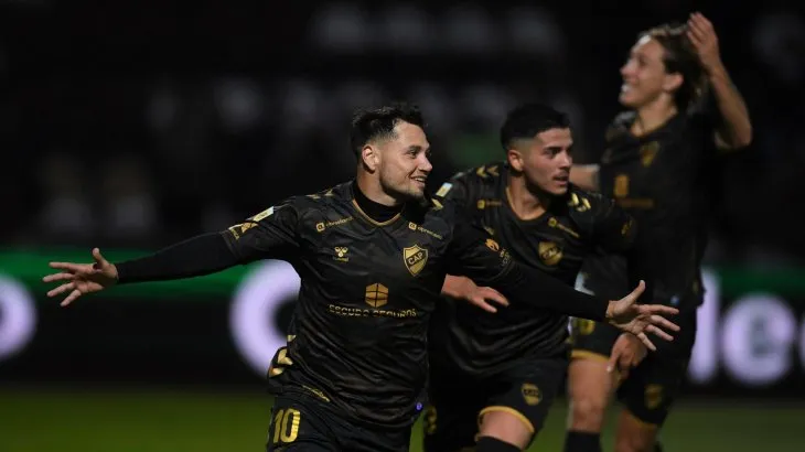 StatsFA's tweet photo. Mauro Zarate marca ante Godoy Cruz por Liga Profesional🏆su 1er gol en Platense🟤⚪️en su debut en el club

Suma 76 goles en Primera:

Velez [55]
Boca Juniors [20]
Platense [1] https://t.co/IqDZoHPM8K