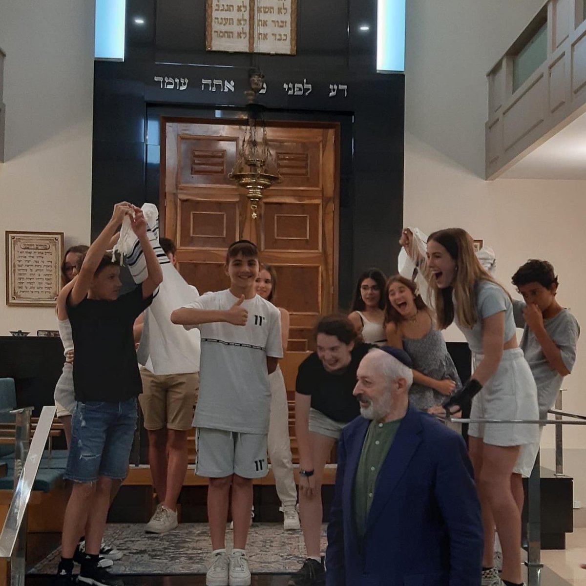 escolapiabalmes's tweet photo. VISITEM UNA SINAGOGA A CULTURA RELIGIOSA 
Des de l'àrea de Cultura religiosa, visita de 2ESO a la sinagoga. De nou, exquisit tracte i explicació. Agraïm a la comunitat del centre Maimònides que ens hagi tornat a obrir les seves portes.
#esoepb https://t.co/ztwQq00JEO