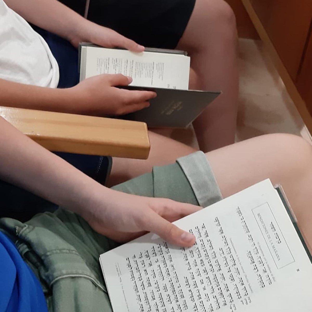 escolapiabalmes's tweet photo. VISITEM UNA SINAGOGA A CULTURA RELIGIOSA 
Des de l'àrea de Cultura religiosa, visita de 2ESO a la sinagoga. De nou, exquisit tracte i explicació. Agraïm a la comunitat del centre Maimònides que ens hagi tornat a obrir les seves portes.
#esoepb https://t.co/ztwQq00JEO