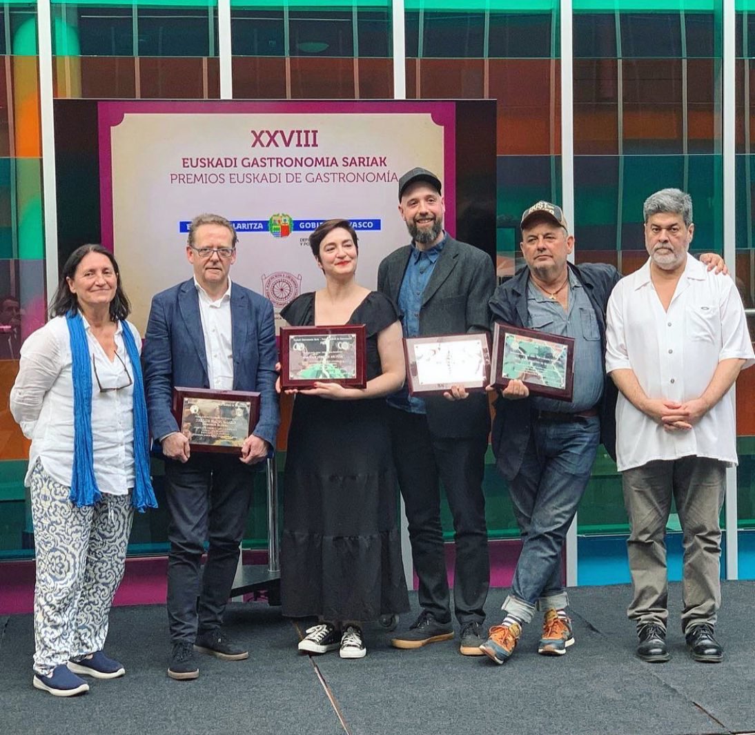 Nuestro querido José Luis Blanco recibiendo el premio “Euskadi” de Gastronomía al Mejor Director de Sala. Enhorabuena al resto de compañeros de profesión por los respectivos galardones y gracias a la Academia Vasca de Gastronomía por la parte que nos toca.