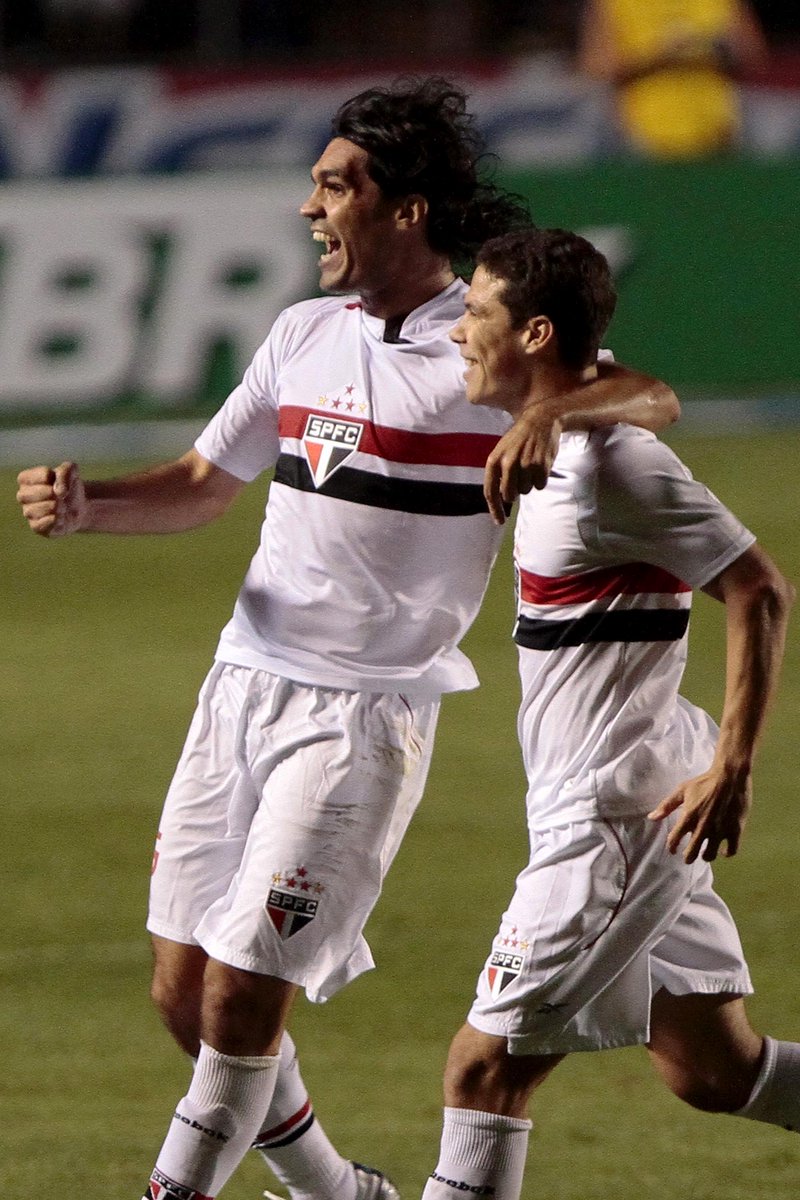 SaoPauloFC's tweet photo. ✨ São 8️⃣ anos sem Fernandão. Eterna saudade!

#MemóriaTricolor 
#SPFCpedia 🇾🇪 https://t.co/W26j5xKe0m