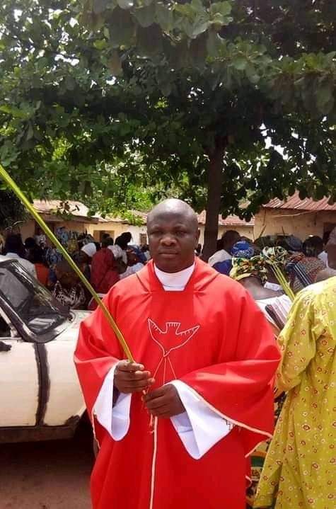 Sachinettiyil's tweet photo. Fr Christopher Onotu, a Catholic priest was kidnapped from Nigeria on June 4, the day before the attack on St Francis Catholic church in Ondo state where at least 50 Catholics lost their lives. https://t.co/bSZvqzgyaJ