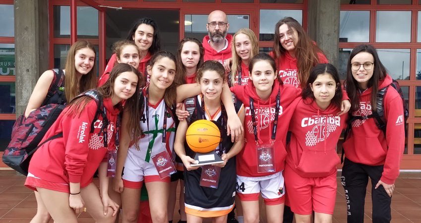 CB_ARABA's tweet photo. Punto y final para esta aventura única que han vivido nuestras infantiles del #JorgeFernandez  en Galicia 🤩 Después de haber disputado dos primeros partidos complicados han terminado con muy buen sabor de boca después de la victoria de hoy 🙌🏻 https://t.co/BNkZpBPi0t