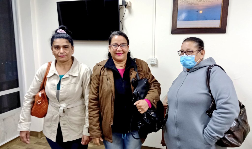 🔹️Víctimas del Ycuá Bolaños denuncian que El ministro Eugenio Jiménez no les recibe. Anuncian que si hoy no los atiende se van a encadenar frente al Palacio de Justicia. Quieren cobrar las indemnizaciones por la tragedia que este año cumple 18 años.