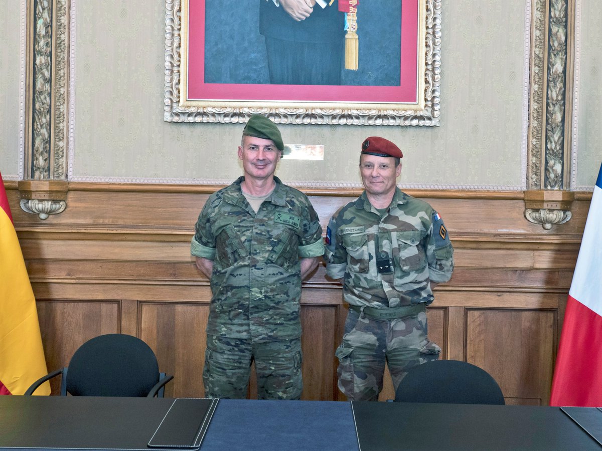 EjercitoTierra's tweet photo. Hoy se ha firmado en #Burgos el hermanamiento entre las "Forces Spéciales de Terre" francesas #CSFT y el Mando de Operaciones Especiales español #MOE. El acto ha sido presidido por el #JEME 🇪🇸 Amador Enseñat junto con el Jefe del @armeedeterre GE. Pierre Schill. @france_espagne https://t.co/ro3Lh8YFkm