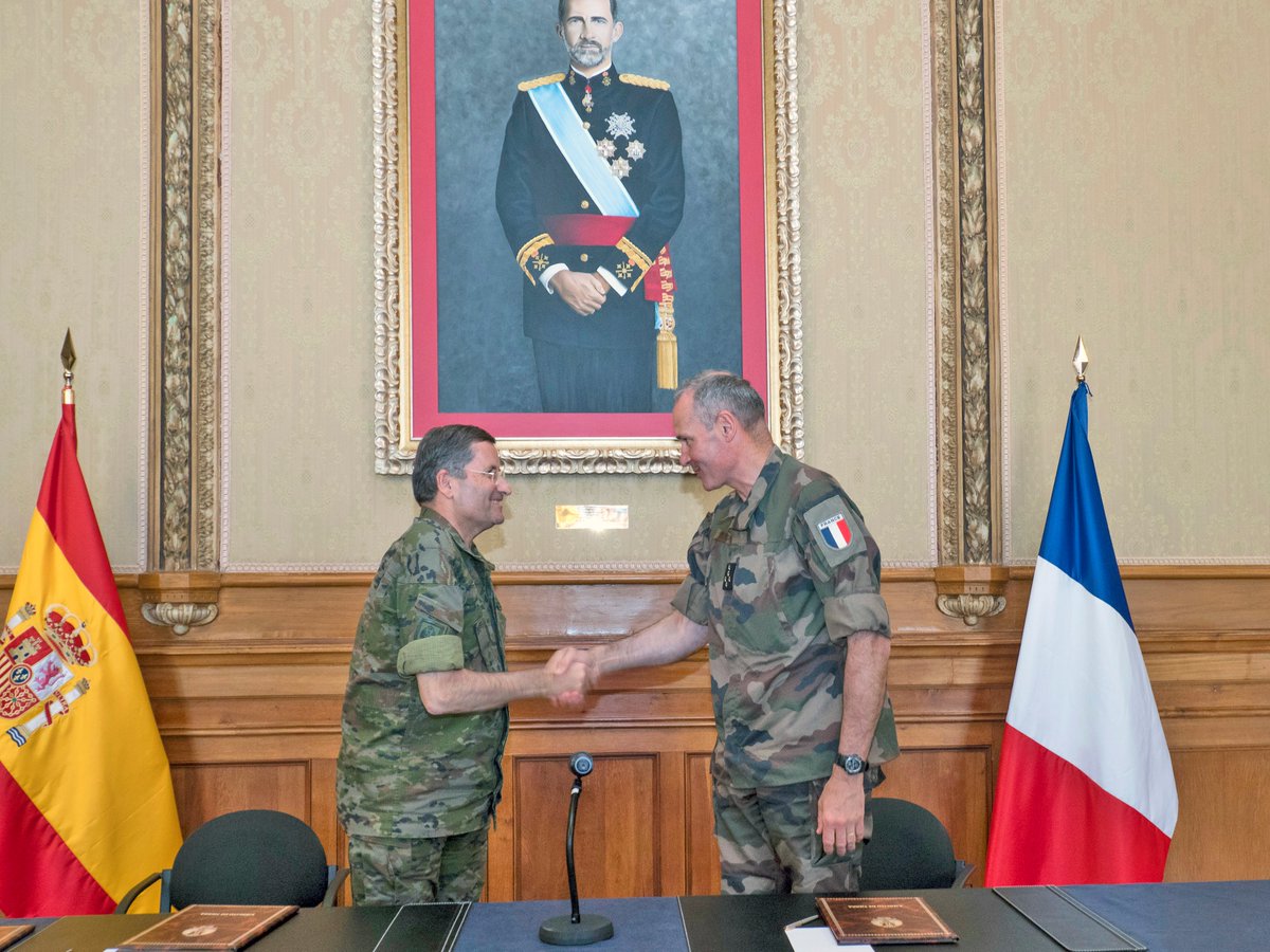 EjercitoTierra's tweet photo. Hoy se ha firmado en #Burgos el hermanamiento entre las "Forces Spéciales de Terre" francesas #CSFT y el Mando de Operaciones Especiales español #MOE. El acto ha sido presidido por el #JEME 🇪🇸 Amador Enseñat junto con el Jefe del @armeedeterre GE. Pierre Schill. @france_espagne https://t.co/ro3Lh8YFkm