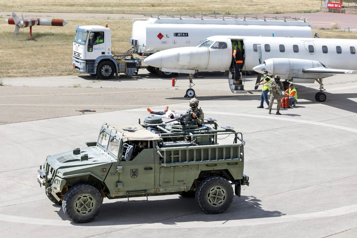EjercitoTierra's tweet photo. Hoy se ha firmado en #Burgos el hermanamiento entre las "Forces Spéciales de Terre" francesas #CSFT y el Mando de Operaciones Especiales español #MOE. El acto ha sido presidido por el #JEME 🇪🇸 Amador Enseñat junto con el Jefe del @armeedeterre GE. Pierre Schill. @france_espagne https://t.co/ro3Lh8YFkm