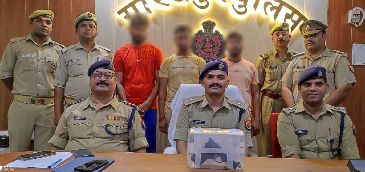 gorakhpurpolice's tweet photo. #gorakhpurpolice
#PoliceAction

➡️#PsGulriha क्षेत्र में पुरानी रंजीश को लेकर हुए विवाद में पिस्टल से गोली मार कर हत्या कर देने के मामले का पुलिस ने किया खुलासा, 03 अभियुक्त गिरफ्तार
➡️#sspgorakhpur द्वारा खुलासा करने वाली टीम को 21 हजार रुपये से किया गया पुरस्कृत

#UPPolice https://t.co/RWsEnD1H9e