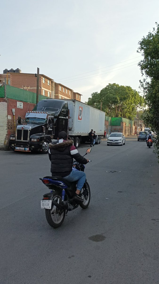 Bob_erto's tweet photo. @AzcapotzalcoMx @VecinosAzc @SSC_CDMX se solicita apoyo para retirar vehículo de carga que pone en riesgo la movilidad de peatones. Av. 16 de septiembre y jacarandas. Pasteros https://t.co/SFwcovpJ2g