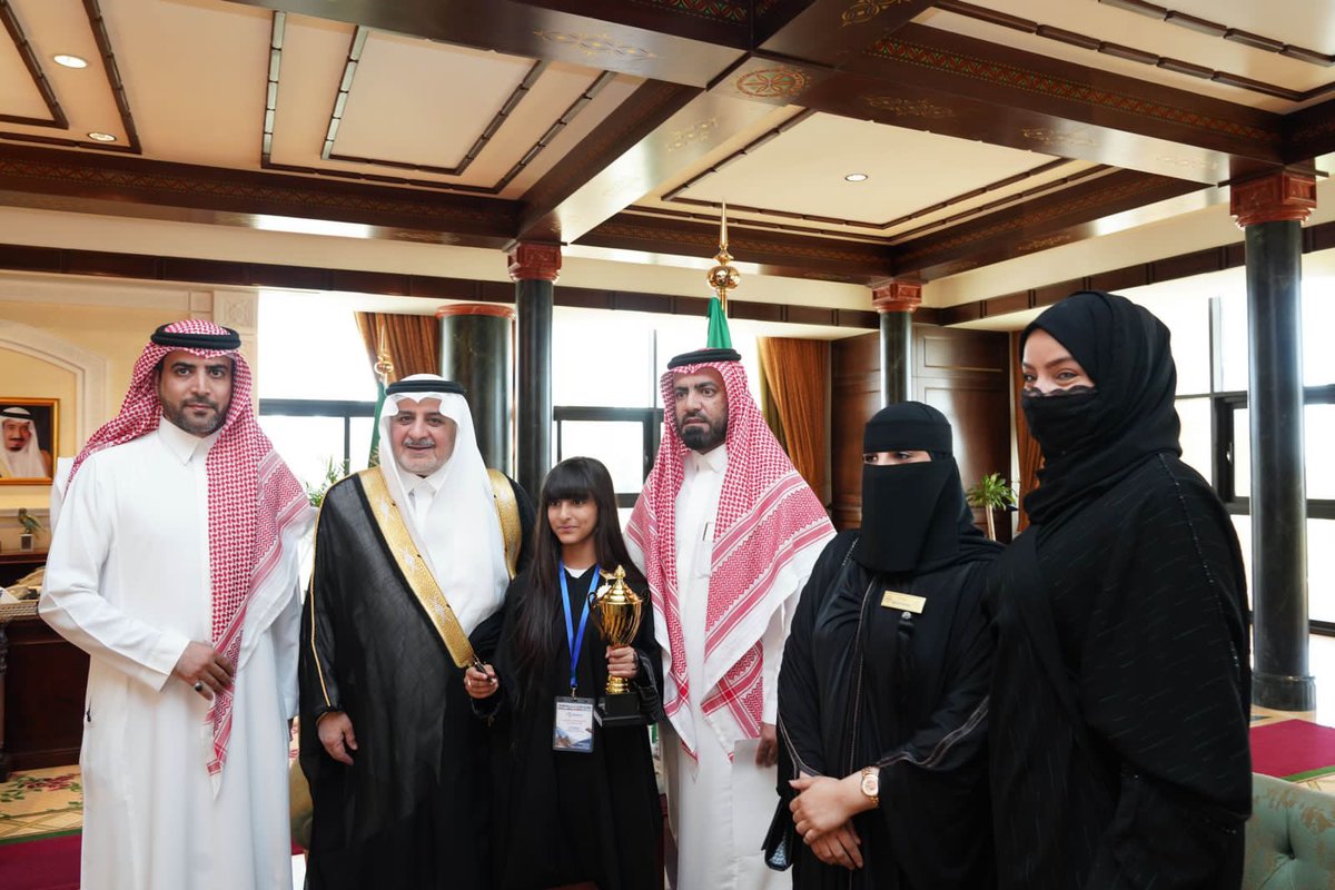 أمير #تبوك فهد بن سلطان يلتقي بالعبقرية/ إعتزاز سعد النفيعي، ويهديها قلمه ويقدم لها هدية خاصة، إعتزازاً و فرحاً من سموه بتفوقها وحصولها على المركز الثاني عالمياً في مسابقة الحساب الذهني. 🇸🇦✌️