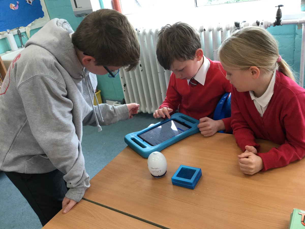 Carolside_PS's tweet image. Yesterday and today, the P7 Young STEM Leaders (YSLs) delivered microscope workshops to the P4 classes. Everyone was very busy and learned a lot! #CPSSTEAM #ERCSTEM
