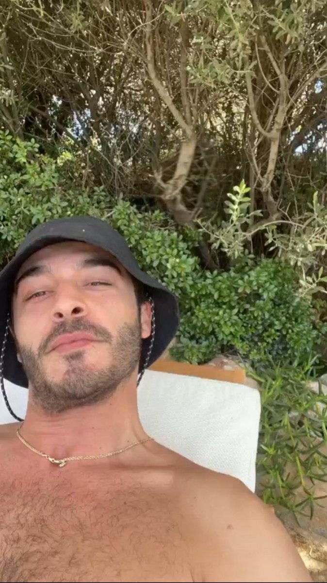 BurakDenizArab's tweet photo. جديد النجم بوراك دينيز من عطلته في بود��وم☀️
#BurakDeniz https://t.co/Rk0xJTJv8k