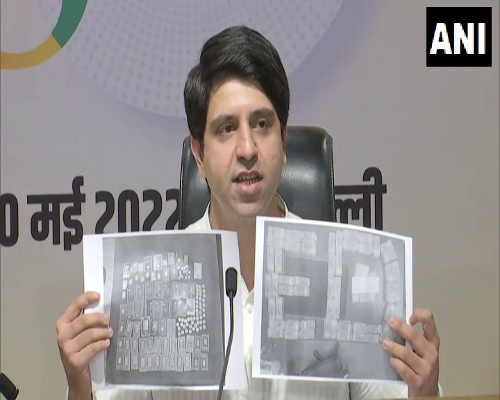 Delhi | The recovery of Rs 2.82 cr &amp; 133 gold coins is proof of his (Satyendar Jain) honesty. CM Arvind Kejriwal who claims to be the most honest, has not yet been able to take the resignation of his health minister turned 'hawalaat minister': BJP leader Shehzad Poonawalla