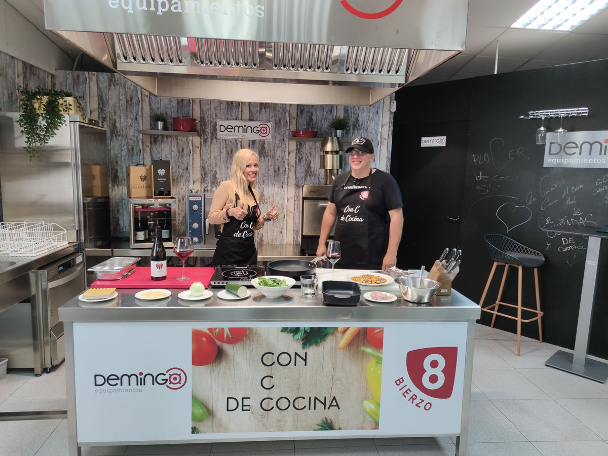 Esta noche a las 22:30 estaremos cocinando en el programa " con C de cocina " de <a href="/8Bierzo/">La 8 Bierzo</a> , con la gran <a href="/demiguelm/">MariaDMiguel</a> en <a href="/Demingo_s/">DemingoEquipamientos</a> 
Spoiler la lasaña me quedó... , pero como la cocina es de inducción , no me pude resistir a hablar de Faraday y experimentar