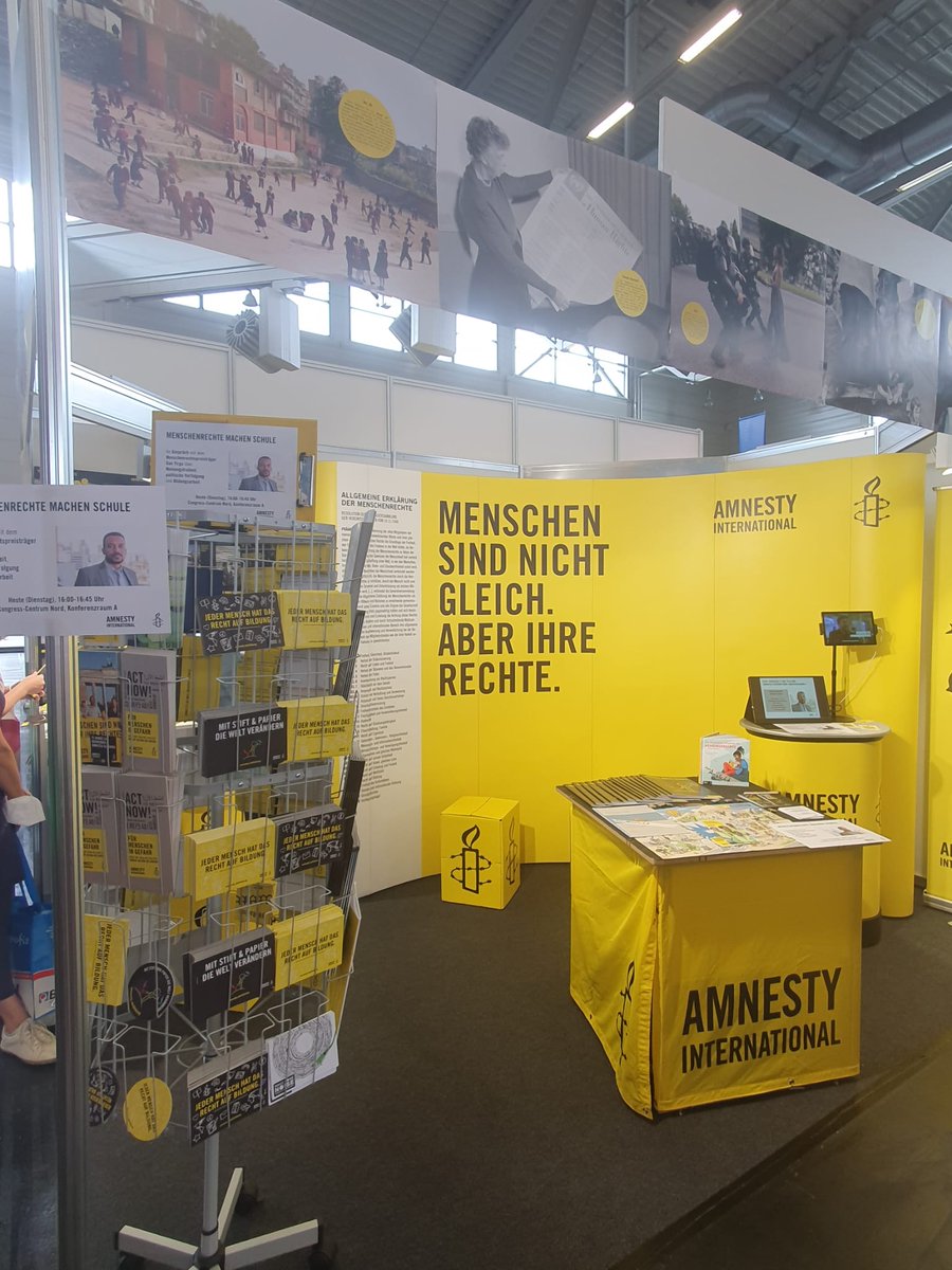 AmnestyMrb's tweet photo. Der erste Tag auf der #didacta hätte nicht besser starten können: Viele interessierte Besucher*innen und einige Prominenz am unserem Stand. Wenn Ihr #Unterrichtsmaterial braucht, Fragen habt oder uns einfach mal kennenlernen wollt:   Halle 7, Stand B123 https://t.co/NoxZHVIEID