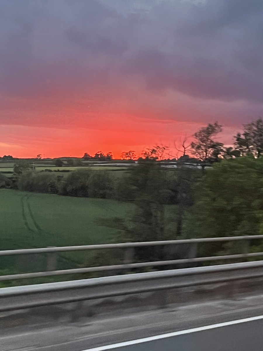 frizma's tweet photo. Wow loving this sky #myview #sunset https://t.co/B9bTYabzVf