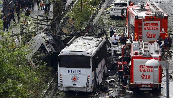 7 Haziran 2016
İstanbul Vezneciler'de metro durağına yakın bir yerde çevik kuvvet ekibi geçerken patlama meydana geldi Bombalı araçla yapılan saldırıda
6 polis 5 sivil yaşamını kaybetti
Şehadetlerinin 6.Sene-i devriyesinde Şehitlerimizi 
Rahmetle anıyorum🤲
#VeznecilerŞehitleri