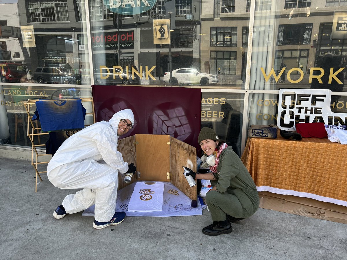 JustaskpennyAI's tweet photo. 🧱⛓👩🏻‍🎨🧑‍🎨Tagging T-Shirt orders … in the metaverse @offthechaincon 

Drink - Work - Graffiti … 
#graffitiart #blockchain #CyberSecurity #Metaverse #cryptocurrency https://t.co/AkZbS0dJ4m