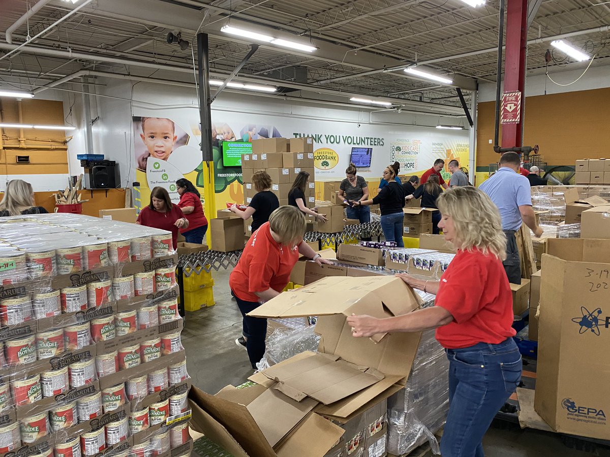 KurtReiber's tweet photo. Always great to see some old friends from @keybank as they volunteer for their annual #NeighborsMakeTheDifference Day here @FreestoreFB! Thanks for making a difference for our TriState neighbors! https://t.co/ldrOTwGUYh
