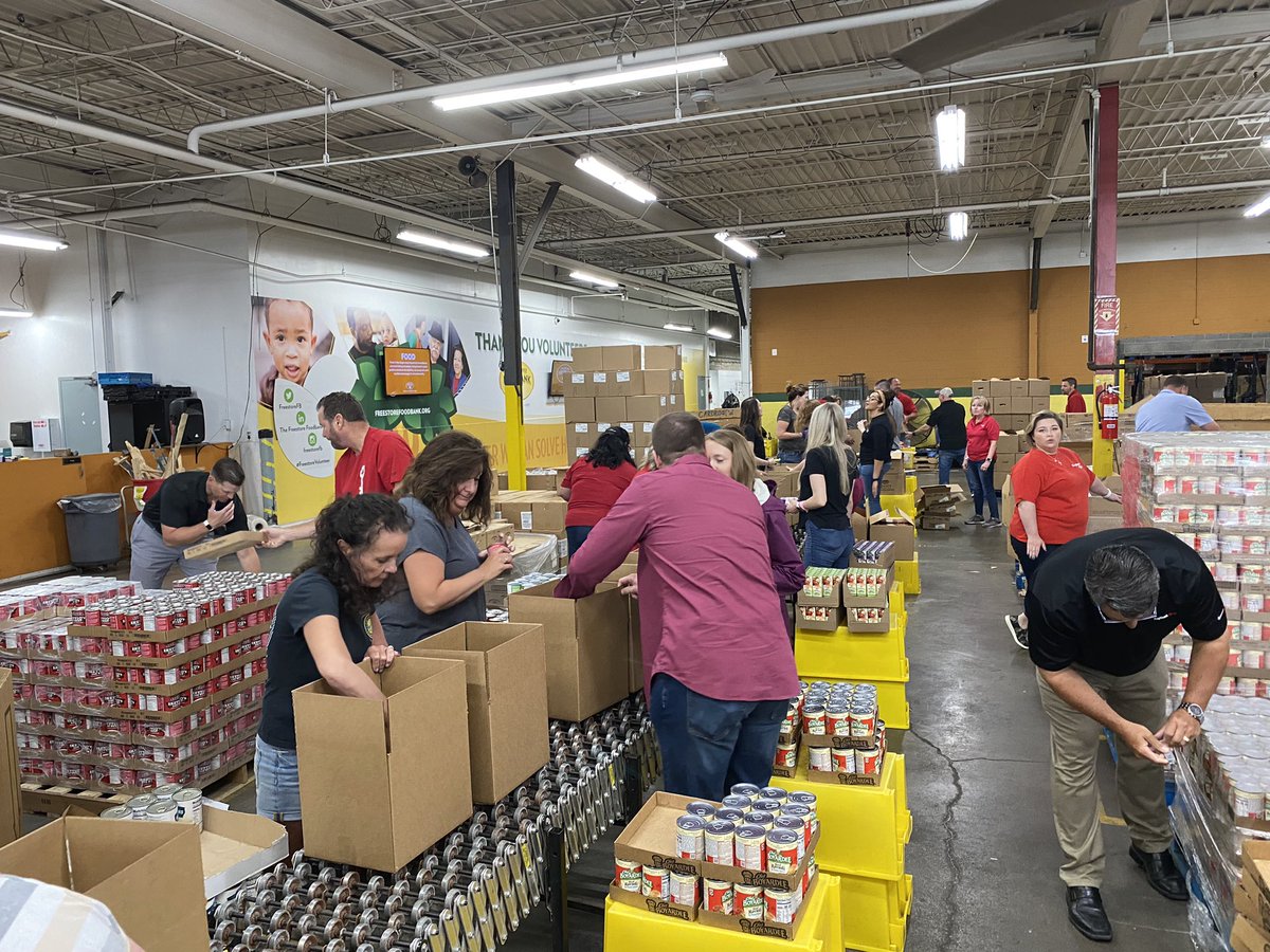 KurtReiber's tweet photo. Always great to see some old friends from @keybank as they volunteer for their annual #NeighborsMakeTheDifference Day here @FreestoreFB! Thanks for making a difference for our TriState neighbors! https://t.co/ldrOTwGUYh