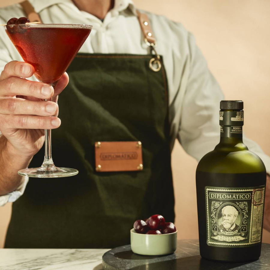 #FathersDay is not far away... 
For ideas for your Dad come to the shop on Sat 11/6 3-6pm to try 
- <a href="/NikkaWhiskyEU/">Nikka Whisky EU</a> Coffey Grain Japanese #whisky + sample an #OldFashionedCocktail 
- <a href="/DiplomaticoRum/">Diplomático Rum</a> Reserva Exclusiva Venezuelan #rum + sample a #ManhattanCocktail #FathersDayGifts