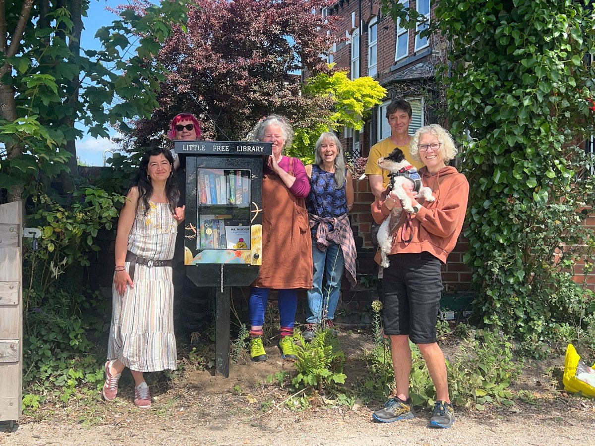 leedslillibrary's tweet photo. Here's some of the team celebrating our 5th birthday and our 90th little library! Helen Corney's Antarctic Seafloor went up today at @LeftBankLeeds, donated by @UniversityLeeds.
#takeabook #leaveabook
#littlefreelibraries https://t.co/rN7VuJzjQq