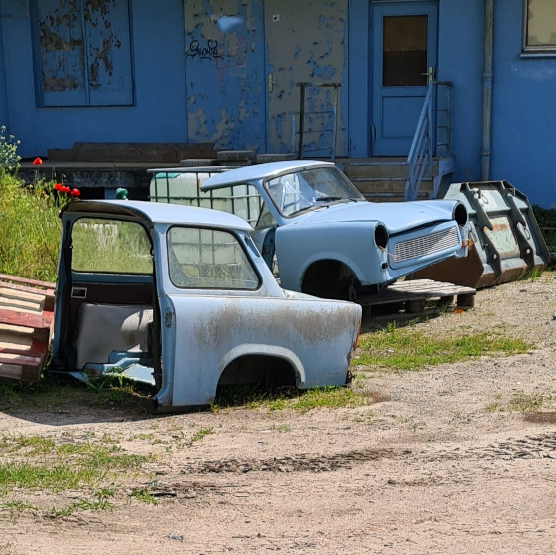 Zeitzeugen der geteilten Republik...

...gefunden auf Rügen im Juni 2022.