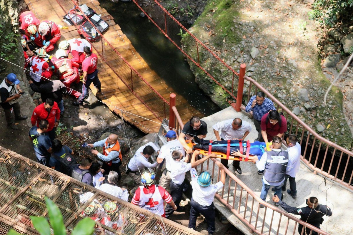 Super_Said's tweet photo. Se rompe #puente colgante en #Cuernavaca: resultan heridos el alcalde, su esposa y su comitiva — justo cuando las autoridades realizaban el recorrido de reinauguración y pronunciaban los mensajes oficiales. Hay unos 20 heridos. #Morelos #México https://t.co/qP45mnd6D9