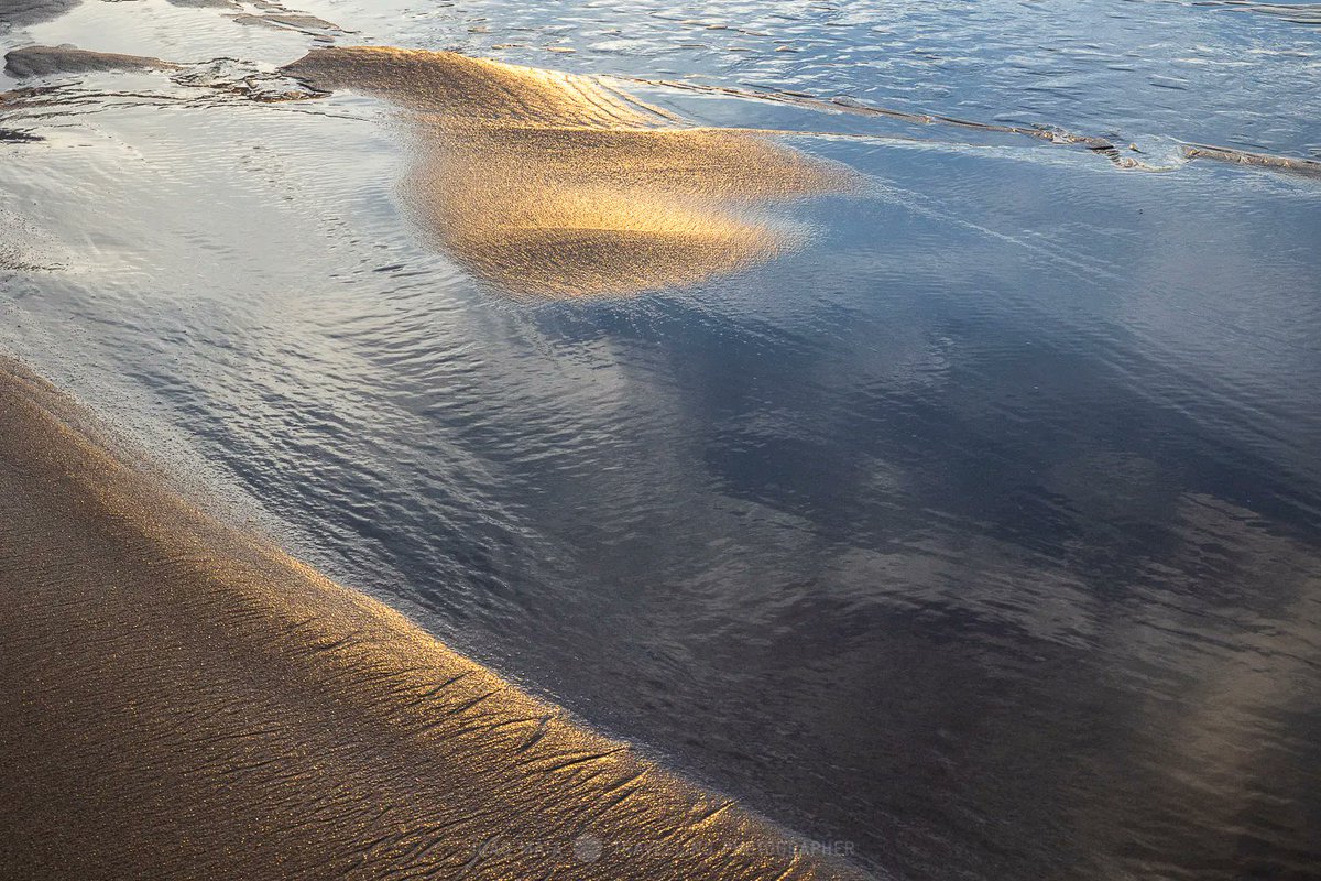 jmaiaphoto's tweet photo. Sand Patterns II, Sintra, Portugal. The golden light of the afternoon lights up the sand patterns caused by the tide. 
#sintra #magoito #praiadomagoito #pnsc #landscapephotography #intimatelandscapes #details https://t.co/kJqJkK9bzw