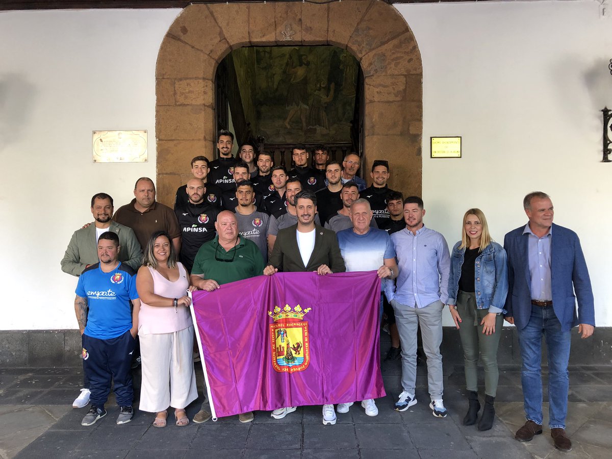 LuisYerayAlcald's tweet photo. Esta tarde hemos recibido al @LAGUNAJUVENTUD tras el ascenso conseguido a la categoría Preferente. 

👏 Quiero darles mi más sincera enhorabuena por la gran temporada realizada y a continuar igual el próximo año, que quien sabe, quizá nos dan otra alegría.

#Comprometido https://t.co/ZNED7VfpRb