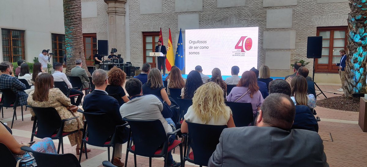 40CARM's tweet photo. 'El estatuto nos ha permitido construir hospitales, escuelas, institutos y universidades allí donde hacían falta' @LopezMirasF https://t.co/jfzNtN6Qxg