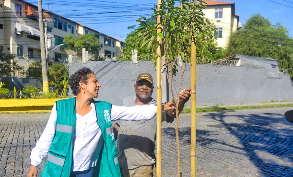 Nesta manhã, a Fundação fez plantios de oitis na Penha. Vcs sabiam que os oitis são muito usados na arborização urbana, pois suas folhas tem uma película que os protegem da poluição nas cidades.🌳

Nossa meta é plantar 8.000 árvores em 2022💪
<a href="/Prefeitura_Rio/">Prefeitura do Rio</a> #fpj #PrefeituraRIO22