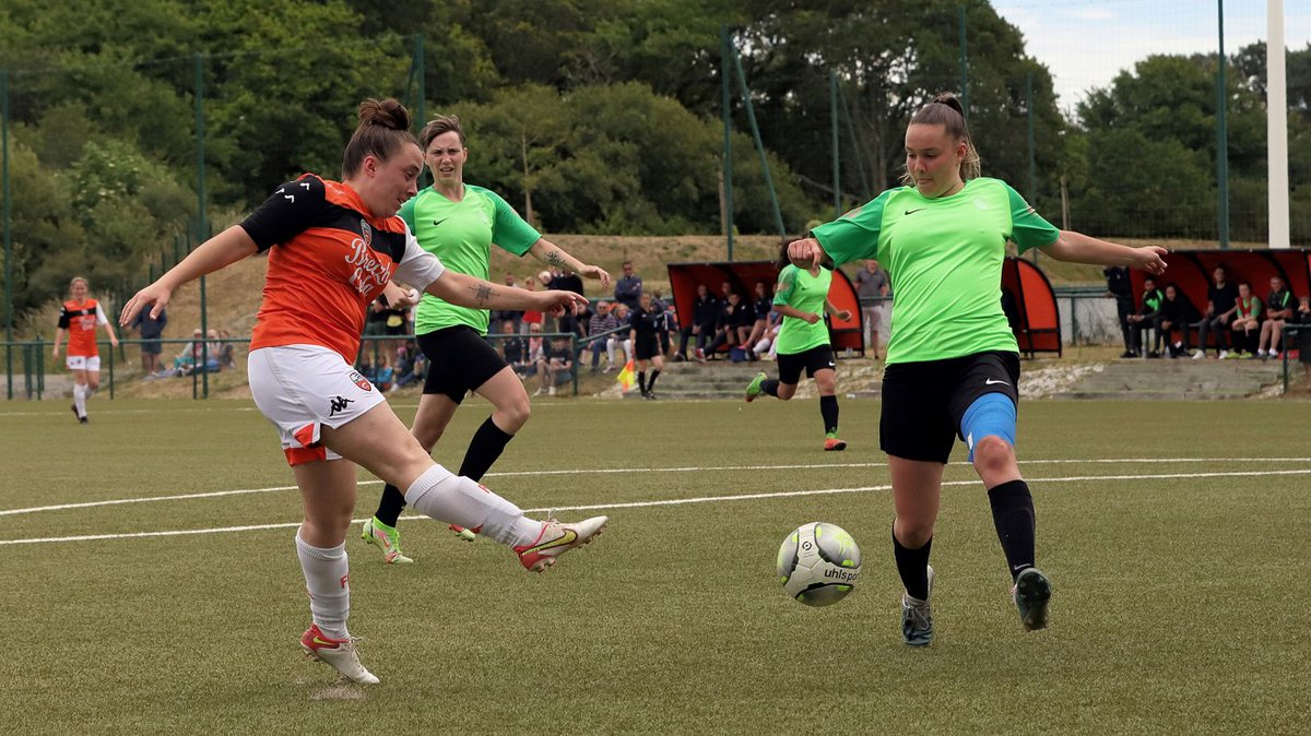 LBFoff's tweet photo. [FEMININES]
Phase d'accession à la D2F - les résultats du week-end pour nos équipes bretonnes :
➡️ @FCLorientaise - CSO Amnéville (2-0)
➡️ FC Bousbecque - @SB29 (0-2)
➡️ Le Mans FC - @CpbBreqFeminine (5-0)

Match retour ce dimanche ! https://t.co/bq12bj29Jl