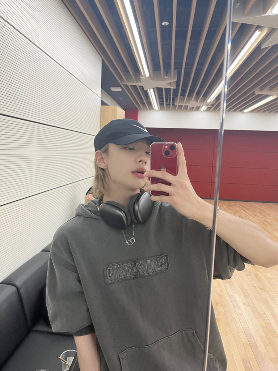 havenhyunin's tweet photo. jeongin in the background haha so cute https://t.co/3WR4t6lhh4