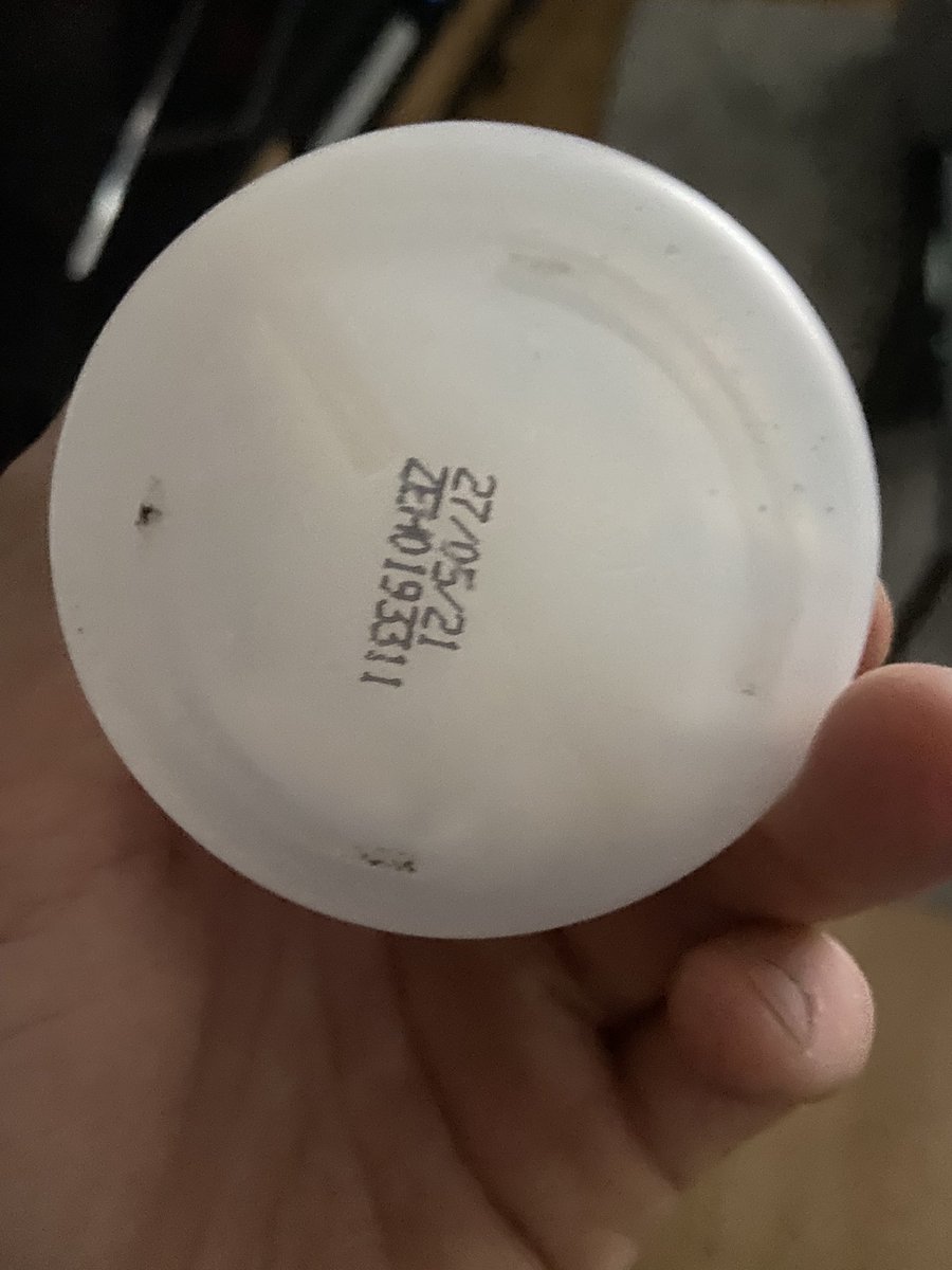 Jcvrdn's tweet photo. C’est fou quand même je pars faire des courses à @CarrefourFrance jeudi et je prends des chewing-gums en caisse, tranquille je regarde pas la date je fais confiance, ptdrrrr bah j’aurai du le truc est périmé depuis le 27/05 2021 !! 🫠🫠 https://t.co/9yTLPuwJJr