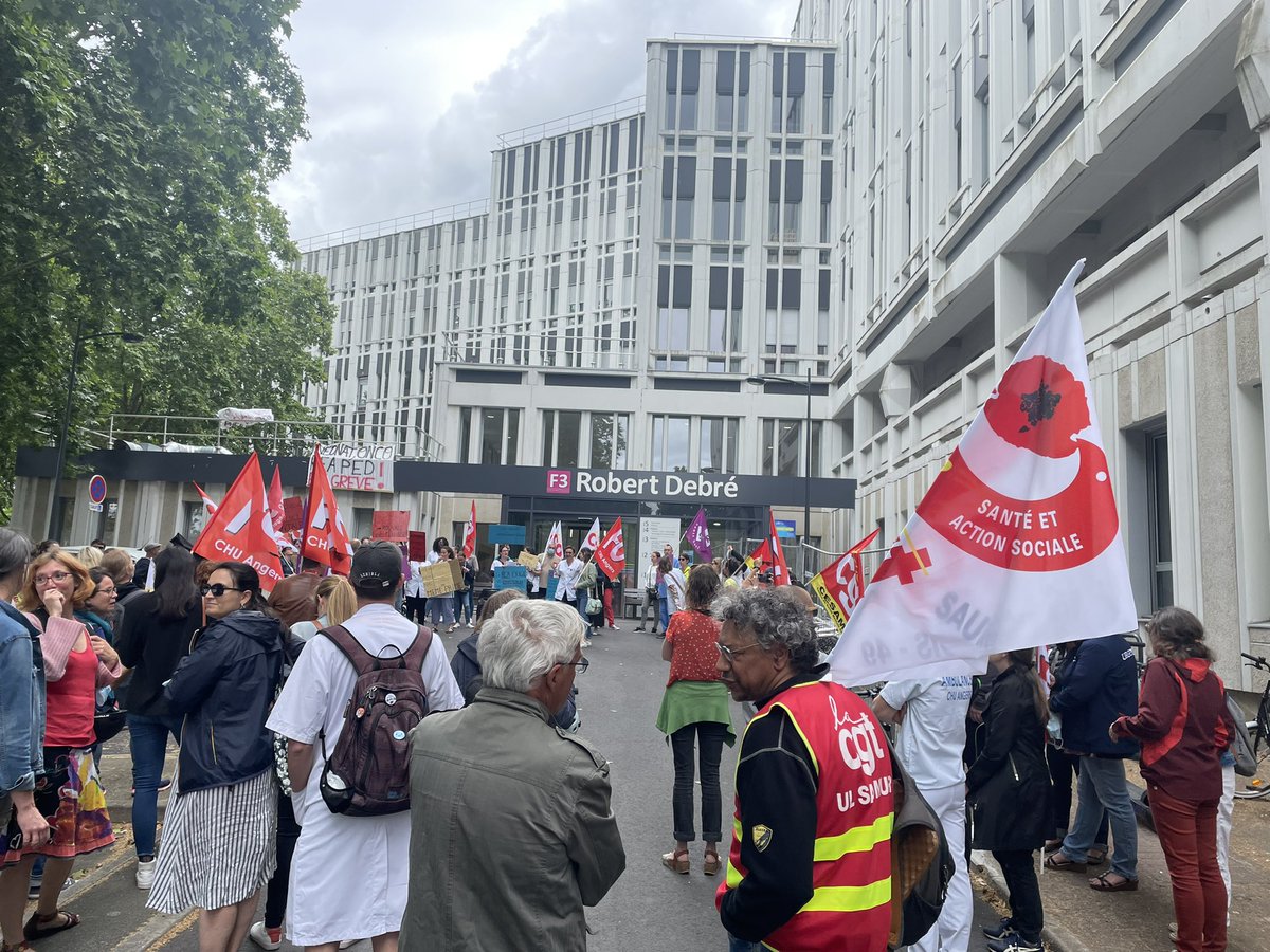 arashsaeidi's tweet image. Soutien total au personnel hospitalier en cette journée d’action pour l’hôpital public. 

Quand l’hôpital et ses personnels sont en souffrance, notre santé à tous est en danger.