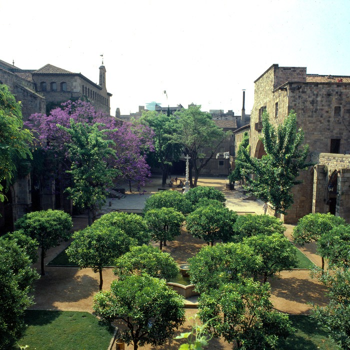 BiblioCatalunya's tweet photo. Al voltant de l’antic Hospital de la Santa Creu, els Jardins de Rubió i Lluch són un petit oasi de pau al cor del bulliciós Raval. La creu barroca (s. XVII) i la xicranda són dos elements que el singularitzen. S'hi accedeix des dels carrers Hospital i del Carme. #RaconsBC https://t.co/7t7OVfZilV
