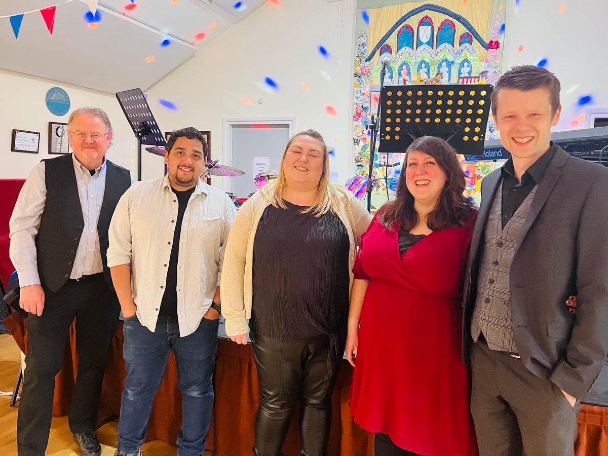 Non_Commitments's tweet photo. Fab Jubilee party in Willoughby on Sunday! Lovely to see lots of familiar faces who have supported us over the years. Special thanks to Caroline for organising, and to Steve who came in one of our ‘tour t-shirts’ from times gone by - brilliant!😍😆👏 We'll sure miss playing here! https://t.co/2H8LiHbhyo