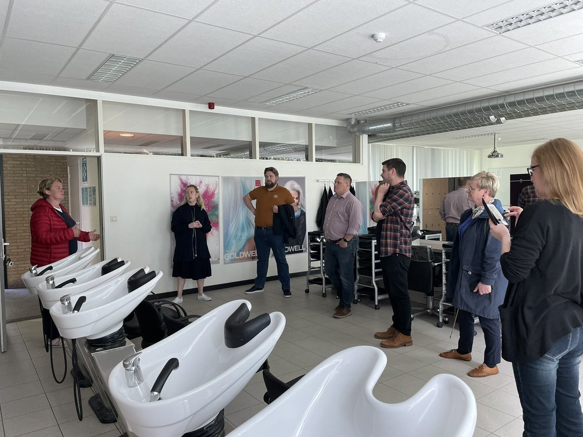 AnuErkinheimo's tweet photo. Vihdoin live-tapaaminen Belgiassa digiosaamisen äärellä. Suklaa taipuu täällä käsilaukuksi ja ajatuksetkin lähtevät taipumaan mukavasti erilaisiin digitarpeisiin. #DigiFrame #Erasmus+ @TAKKhankkeet #osuvaaosaamista #ammatillinenkoulutus https://t.co/3KSZESYVdP