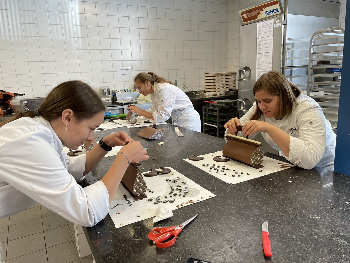 AnuErkinheimo's tweet photo. Vihdoin live-tapaaminen Belgiassa digiosaamisen äärellä. Suklaa taipuu täällä käsilaukuksi ja ajatuksetkin lähtevät taipumaan mukavasti erilaisiin digitarpeisiin. #DigiFrame #Erasmus+ @TAKKhankkeet #osuvaaosaamista #ammatillinenkoulutus https://t.co/3KSZESYVdP