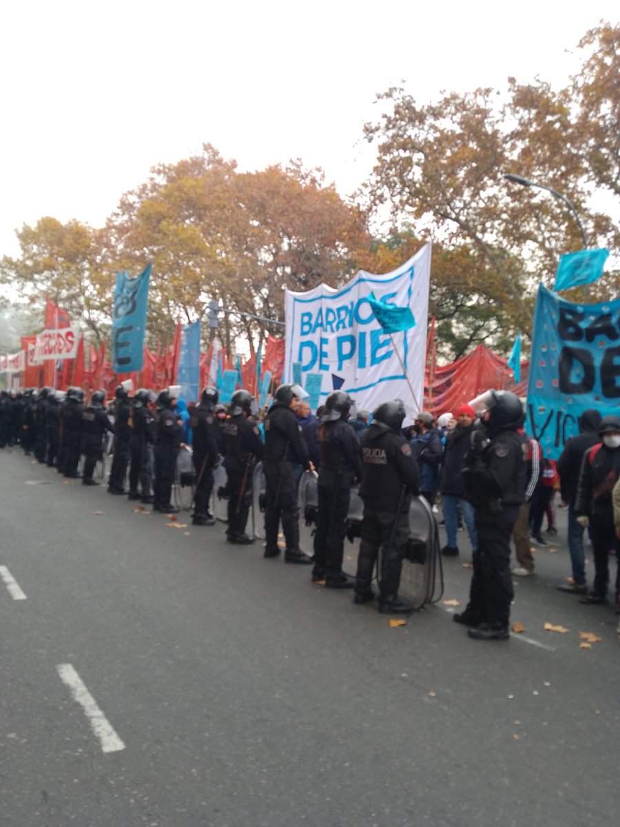 MartinJuventud's tweet photo. Seguimos presentes en la lucha junto a toda la unidad piquetera frente al hotel Sheraton, por la suba de precios de los alimentos.
Mientras los empresarios juegan con el hambre del pueblo, los policías reprimen nuestra lucha .
#barriodepie
#libresdelsur
#bastadeprobeza https://t.co/Y6w98UO6dz
