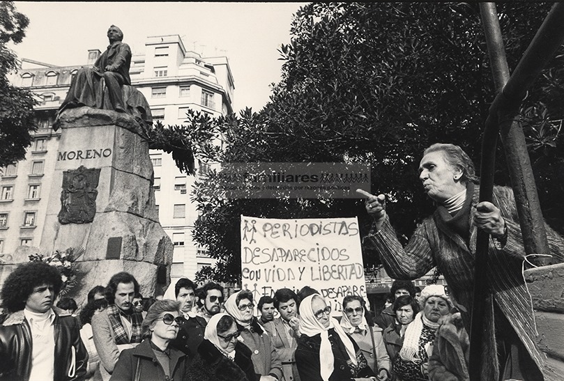 #Díadelperiodista
Bs As 7.06.83
Catalina Guagnini, madre del periodista Luis Guagnini desaparecido en 1977, habla en un acto realizado por varias agrupaciones de prensa en la Plaza Lores al celebrarse el Día del Periodista
Archivo <a href="/memoriaabierta/">Memoria Abierta</a> - Fondo: <a href="/Familiares_Cap/">Familiares de Desaparecidos y Detenidos x Raz.Pol.</a>