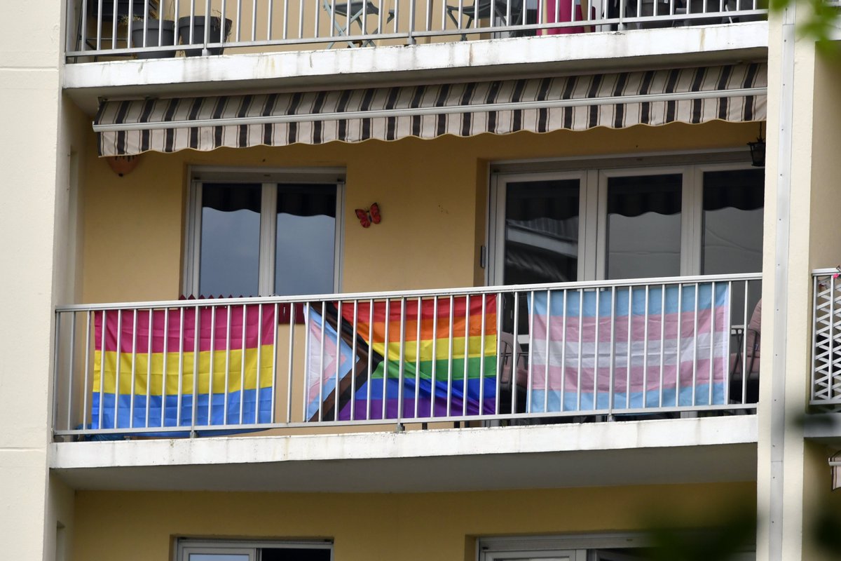 🏳️‍🌈🏳️‍⚧️ Nantes se mobilise pour l'égalité et la visibilité des personnes LGBTQI+ ! 
En juin, montrez votre soutien en mettant à vos fenêtres et balcons des drapeaux aux couleurs Arc en Ciel ou d’autres couleurs ! #Prideauxbalcons #Nanteségalité