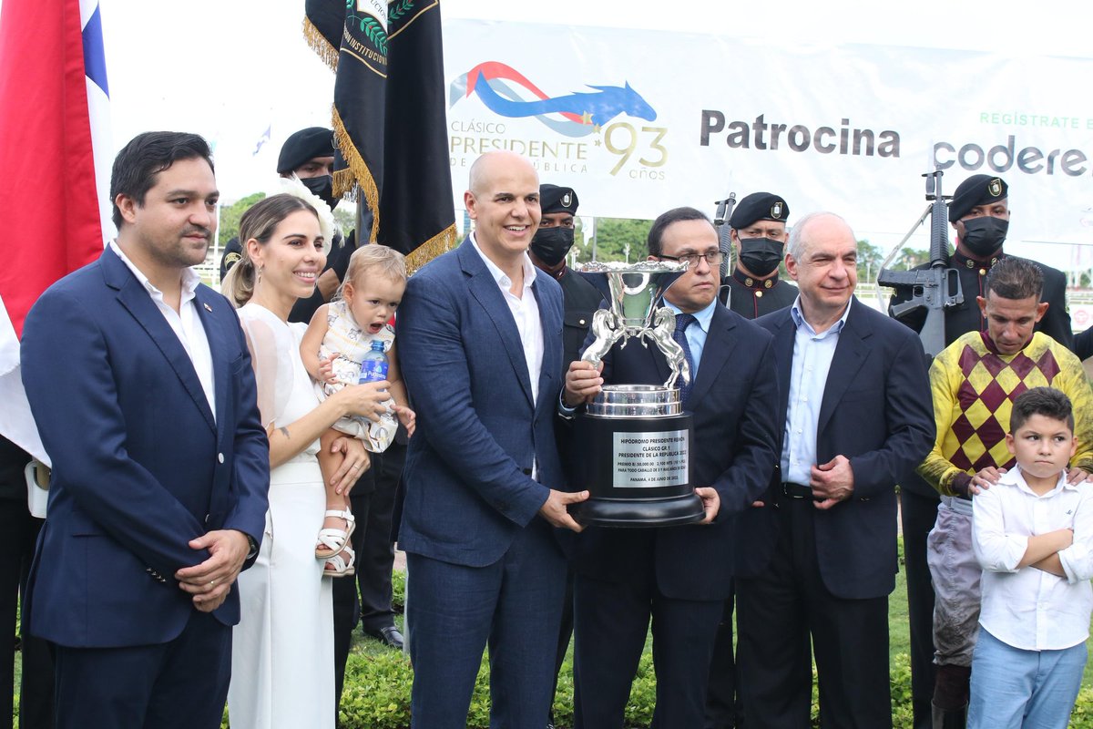 “El Gran General” galopó 
el Clásico Presidente
El jinete Luis Arango solamente le bastó esperar pacientemente para pasar en la recta final con el ejemplar estadounidense y anexarse la versión 93 del Clásico Presidente de la República,