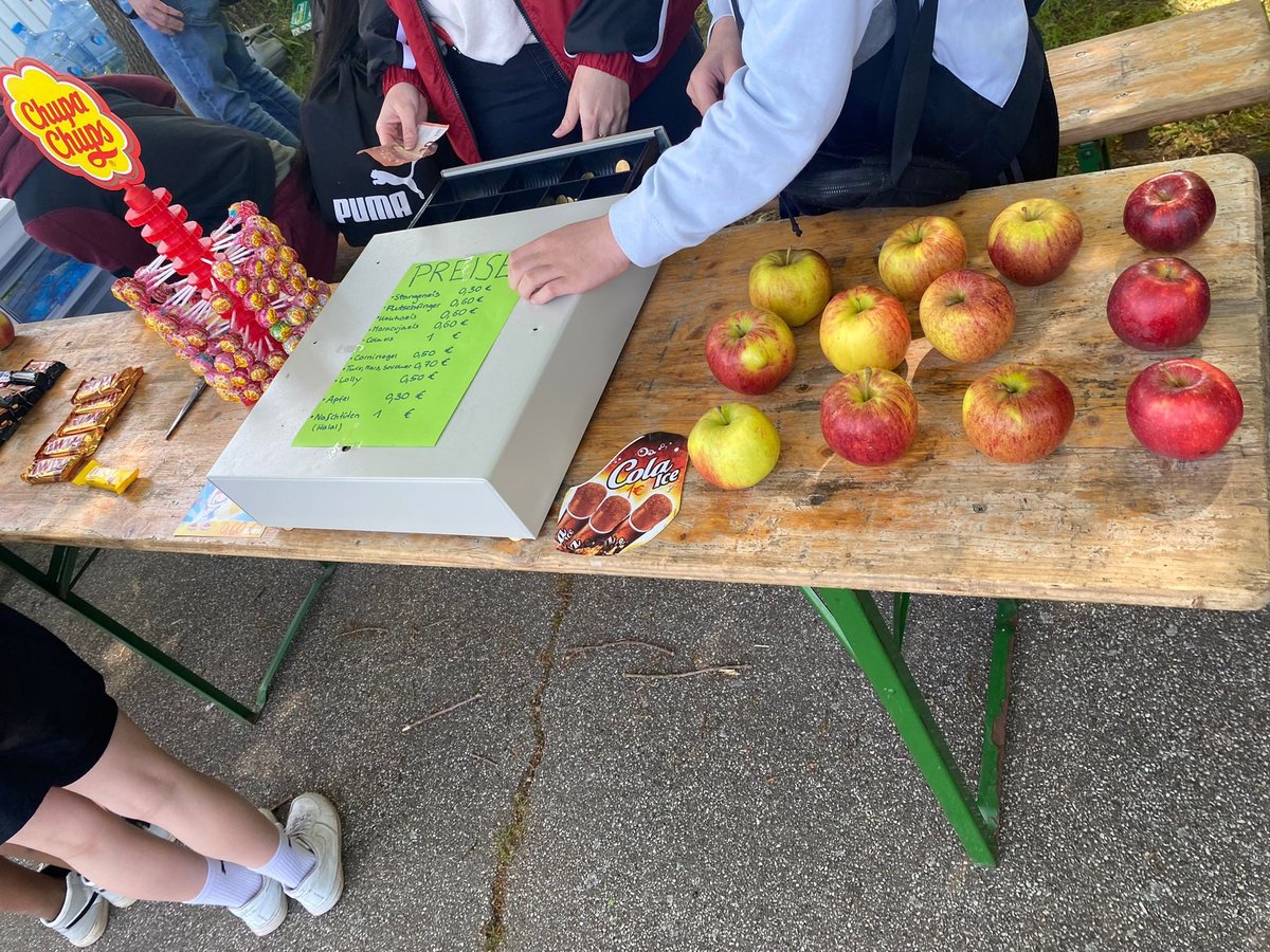 Die Bundesjugendspiele im Mai 2022 waren geprägt von sonnigem Wetter, guter Laune, großartiger Musik und spannenden Sportwettkämpfen. Mehr dazu hier:➡️bit.ly/3mjvGB8
#stsmbg #Stadtteilschule #Mümmelmannsberg #twlz #Bundesjugendspiele #Schule #Hamburg #SchuleHH #schulen