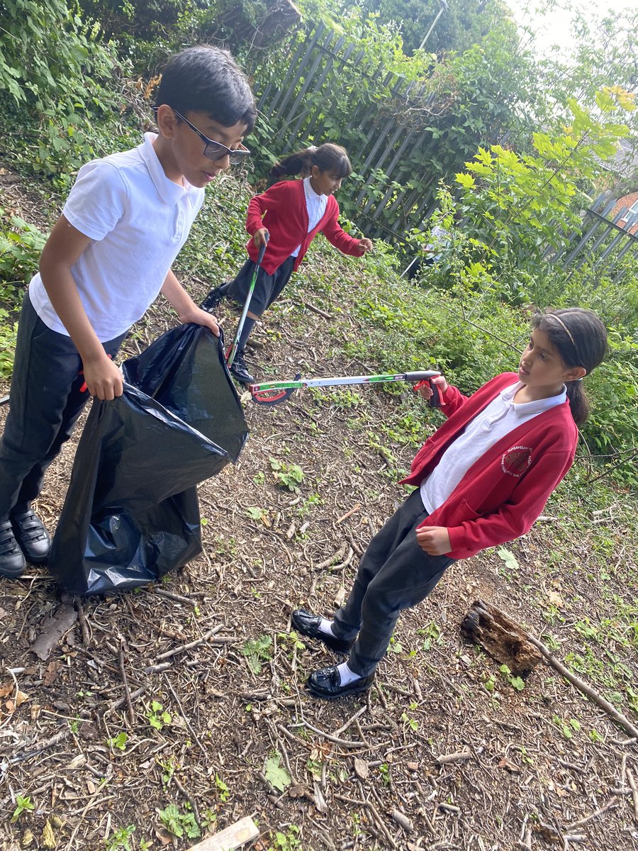 ECOHumberstone1's tweet photo. Our infant &amp; junior ECO warriors are doing a fab job today looking after our school grounds by picking up litter! 🗑 🌍 ♻️ 👏🏻 https://t.co/5g1YcDo99f