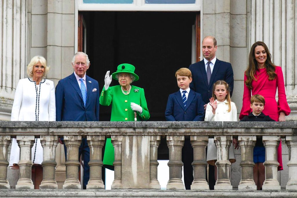 People confuse the British Royal family &amp; the British Monarchy. The BRF is the family members in general. The Monarchy only includes the people in this picture: the Heirs &amp; their families. The BRF forgives But the Monarchy doesnt Forget. The suesex found that out this Jubilee. 😎