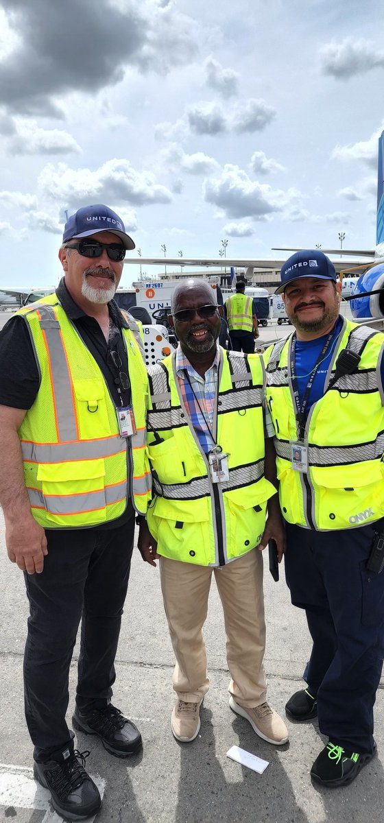 #ConsitencyTeam hitting the ground running in EWR. Here is David. Part of the new Mentor Program that is meant to bring retirees to help show the new people how they made United great! @HendyGeorge @rodney20148 @JMRoitman @MikeHannaUAL @chahin_hector @Davidwi97357603