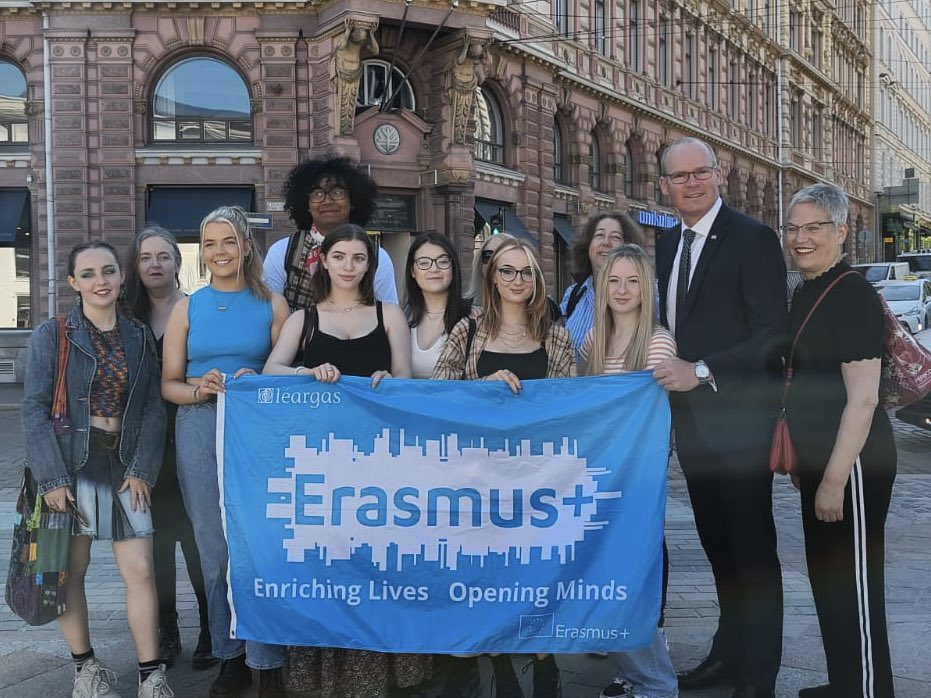Earlier today walking to meet   @Haavisto, @simoncoveney crossed paths with a group from @BCFE_Official. #Erasmus exchange #IRLFIN #EU partners. #smallworld @RLahnalampi Good luck to all the students!